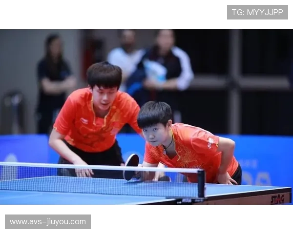 选手赛前练球场景：专注准备比赛