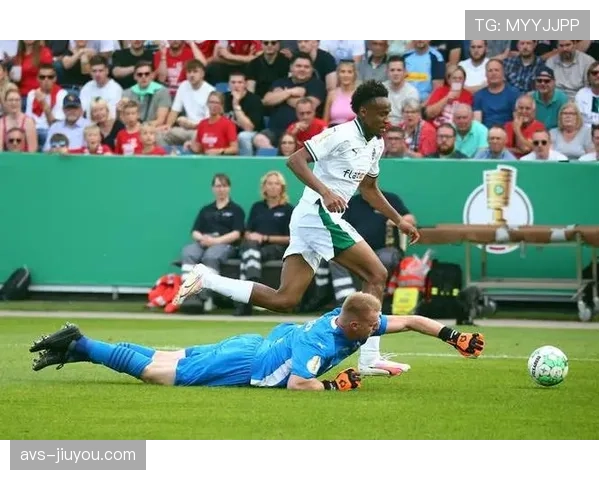 镜头聚焦:门兴格拉德巴赫门将扑救后,指挥后卫线保持紧凑