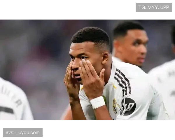 皇马vs赫罗纳第88分钟争议判罚：姆巴佩禁区内被肘击，VAR介入后未判点球